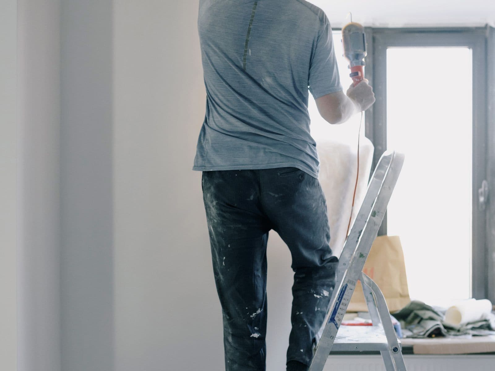 Mitarbeiter von 1AHR Service bei Reparaturarbeiten an einer Immobilie