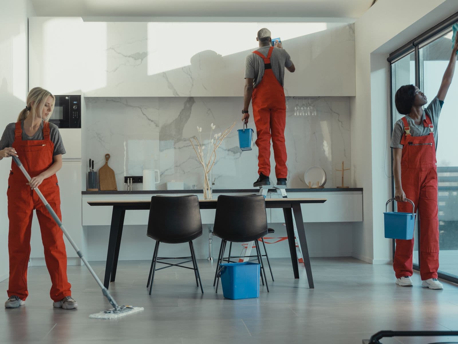 Reinigungsteam von 1AHR Service bei der Arbeit in einem hellen Innenraum